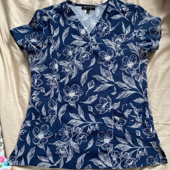 Scrub tops - Picture 2 of 3